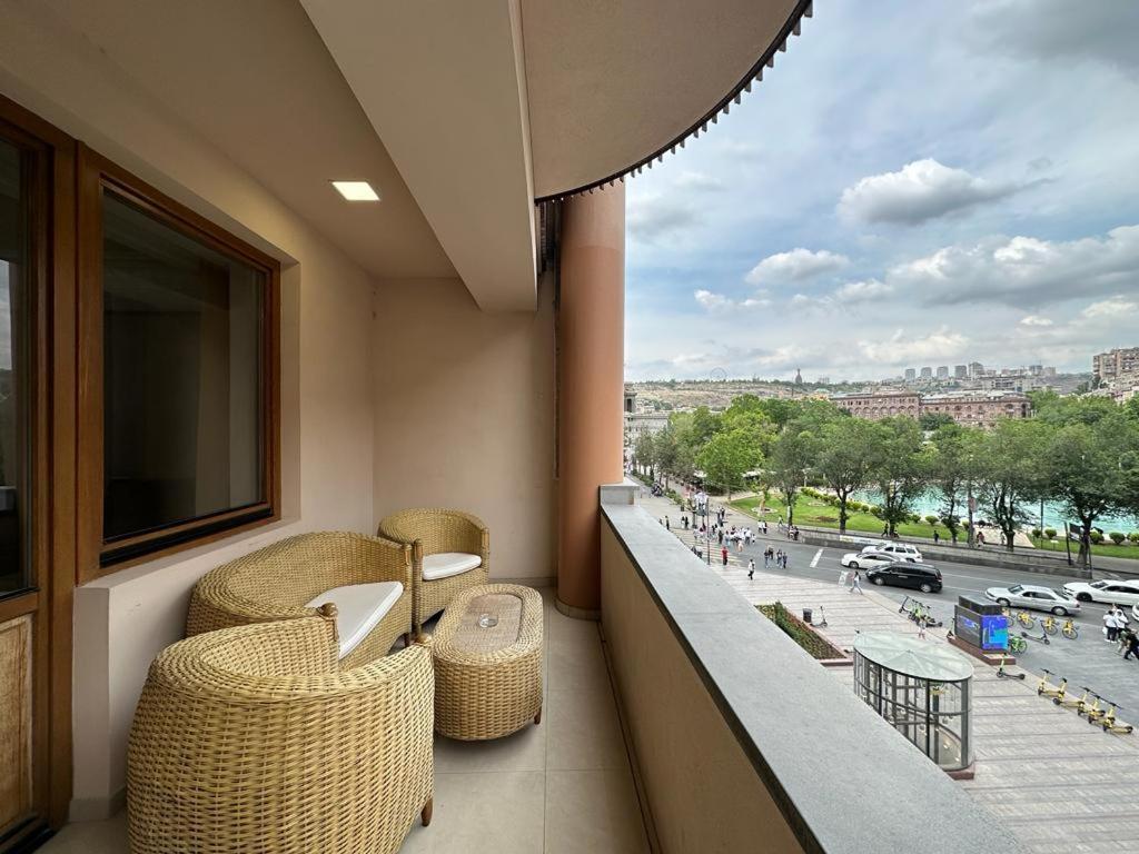 Northern Avenue, 2 bedrooms Luxury & Grand apartment with large balcony HH615