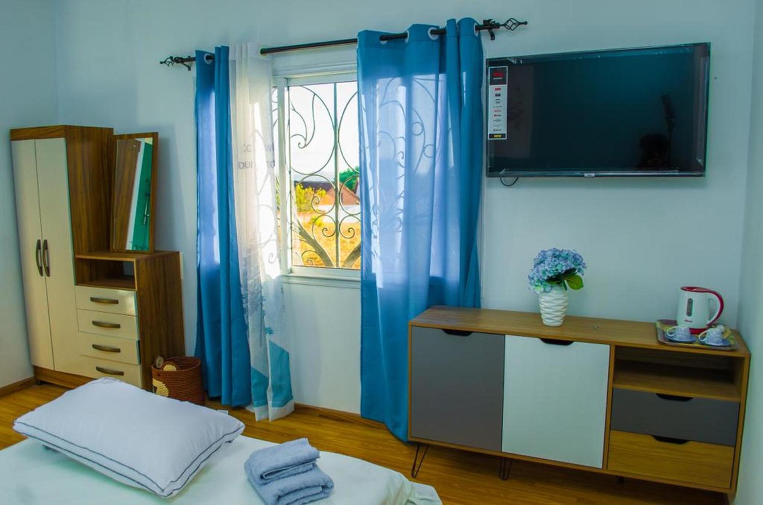 Room in Villa - The blue room is an accent of modernity in the silence of the surrounding garden view 3