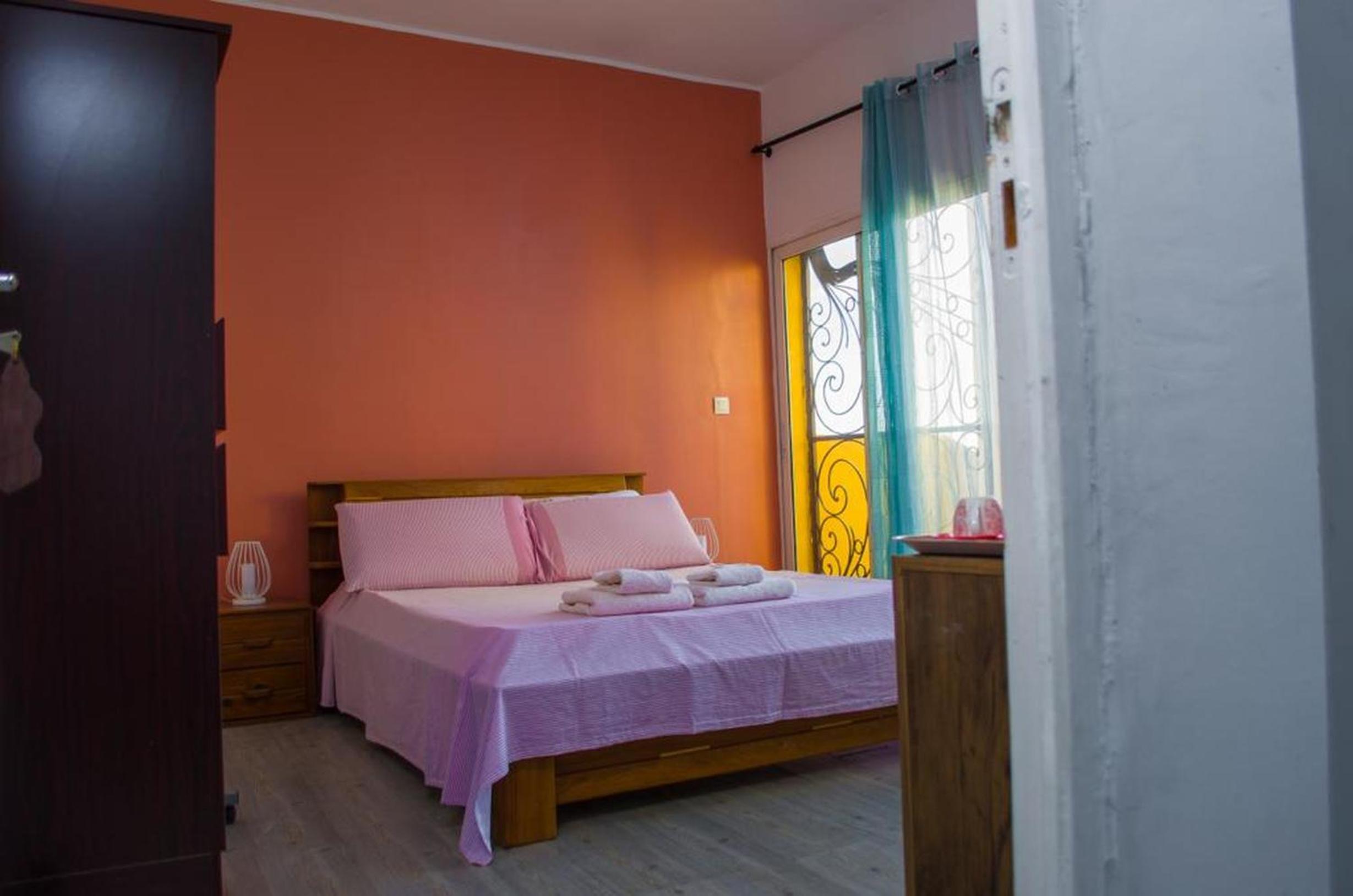 Room in Villa - The white-orange bedroom with a pleasant view overlooking the lake