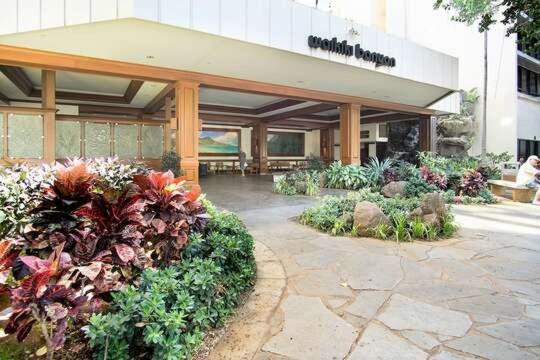 Fully Equipped 23rd Floor Condo at the Waikiki Banyan condo