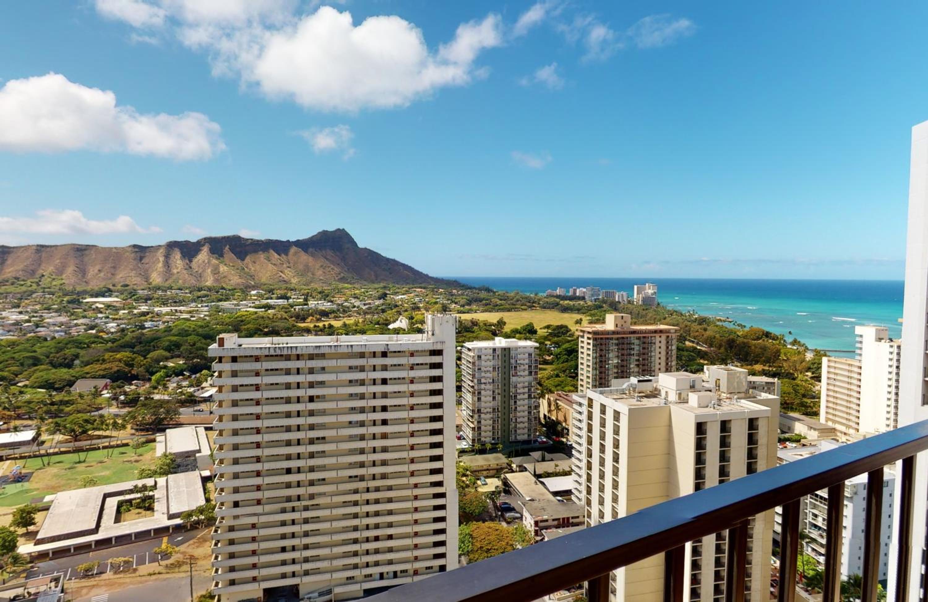 Sleek & Modern 32nd Floor Condo at the Waikiki Banyan - Free parking! view 2