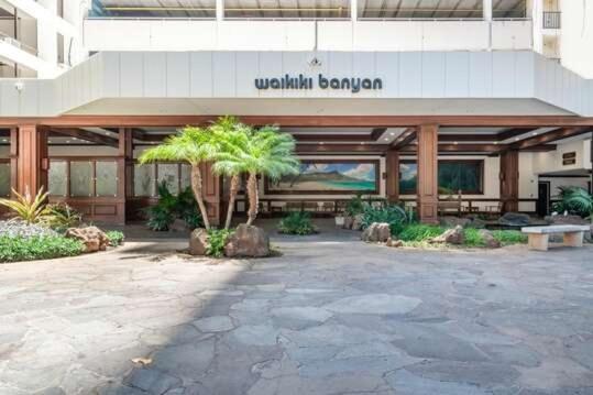 Sleek & Modern 32nd Floor Condo at the Waikiki Banyan - Free parking! view 4