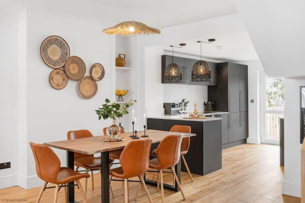 Stylish & Modern Home, Central Newquay w/parking view 5