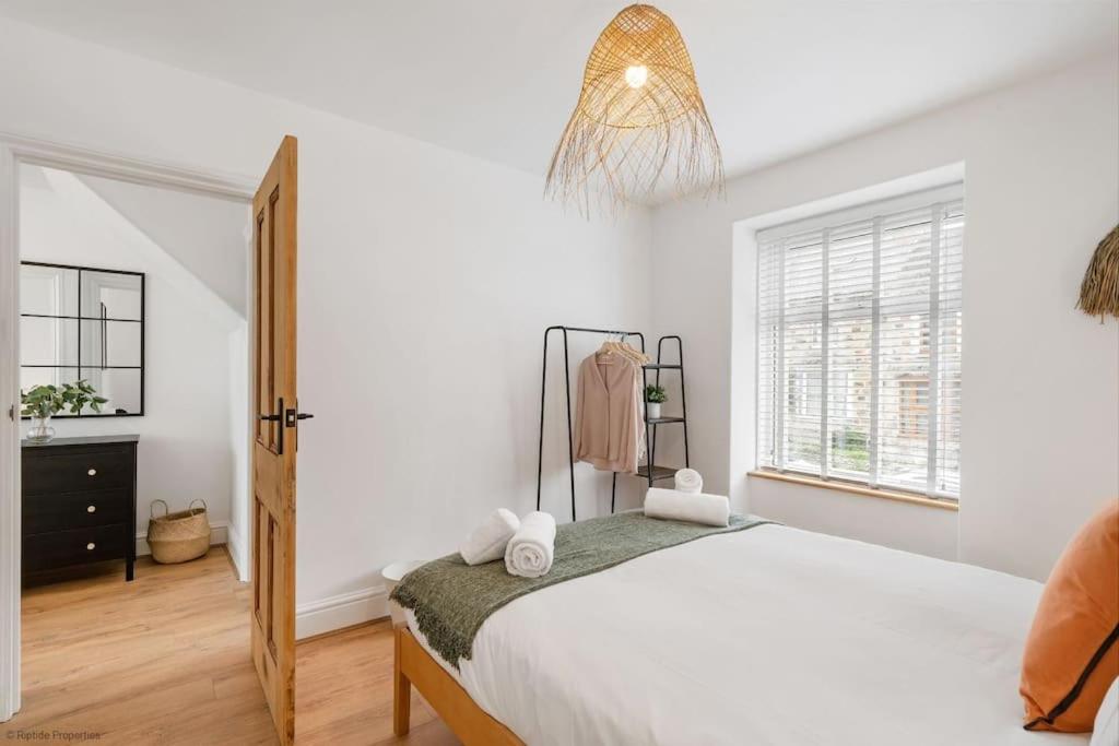 Stylish & Modern Home, Central Newquay w/parking view 4