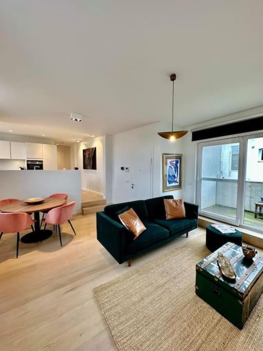Sunny apartment @theater area