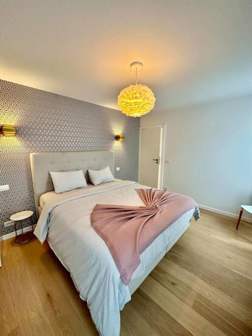 Sunny apartment @theater area
