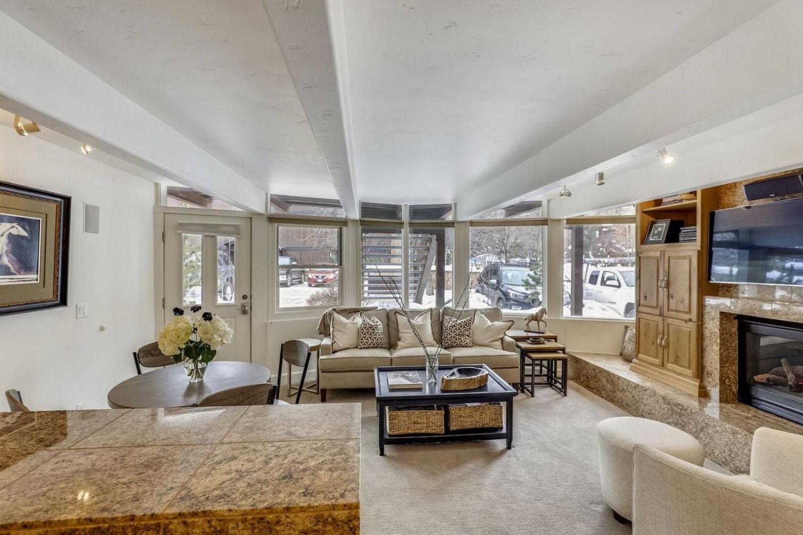 Downtown Aspen 2 Bedroom Condo Within Walking Distance To Gondola - Clairvaux view 5