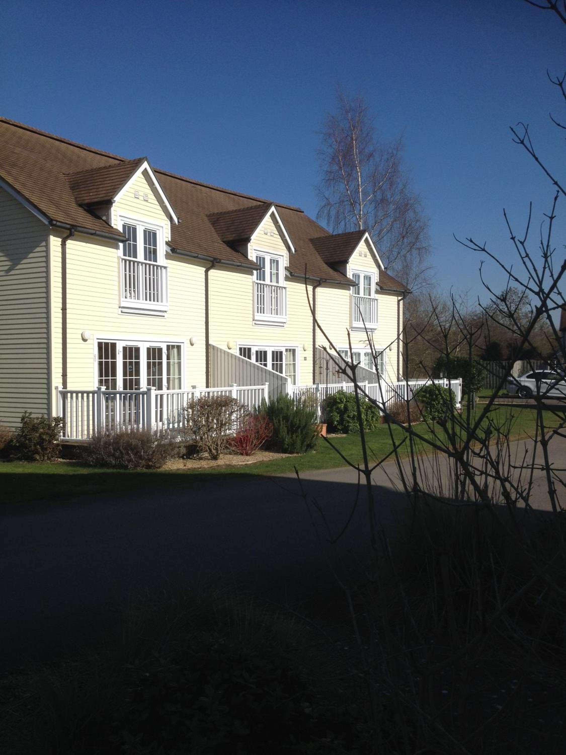 Liming Lodge - Lakeside Home in the Cotswolds view 3