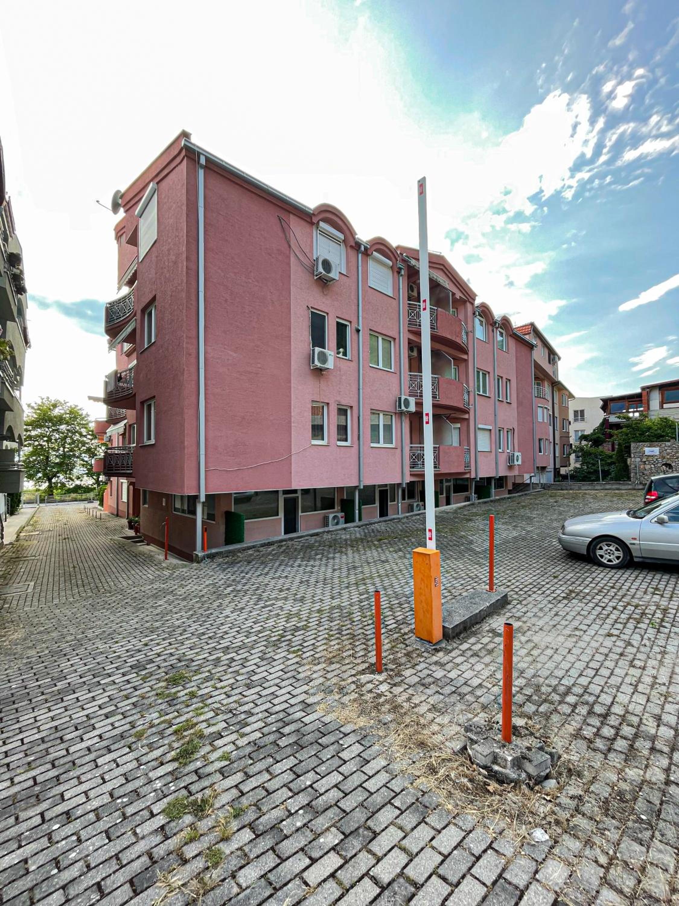 Korun's Lakeview Apartment view 2