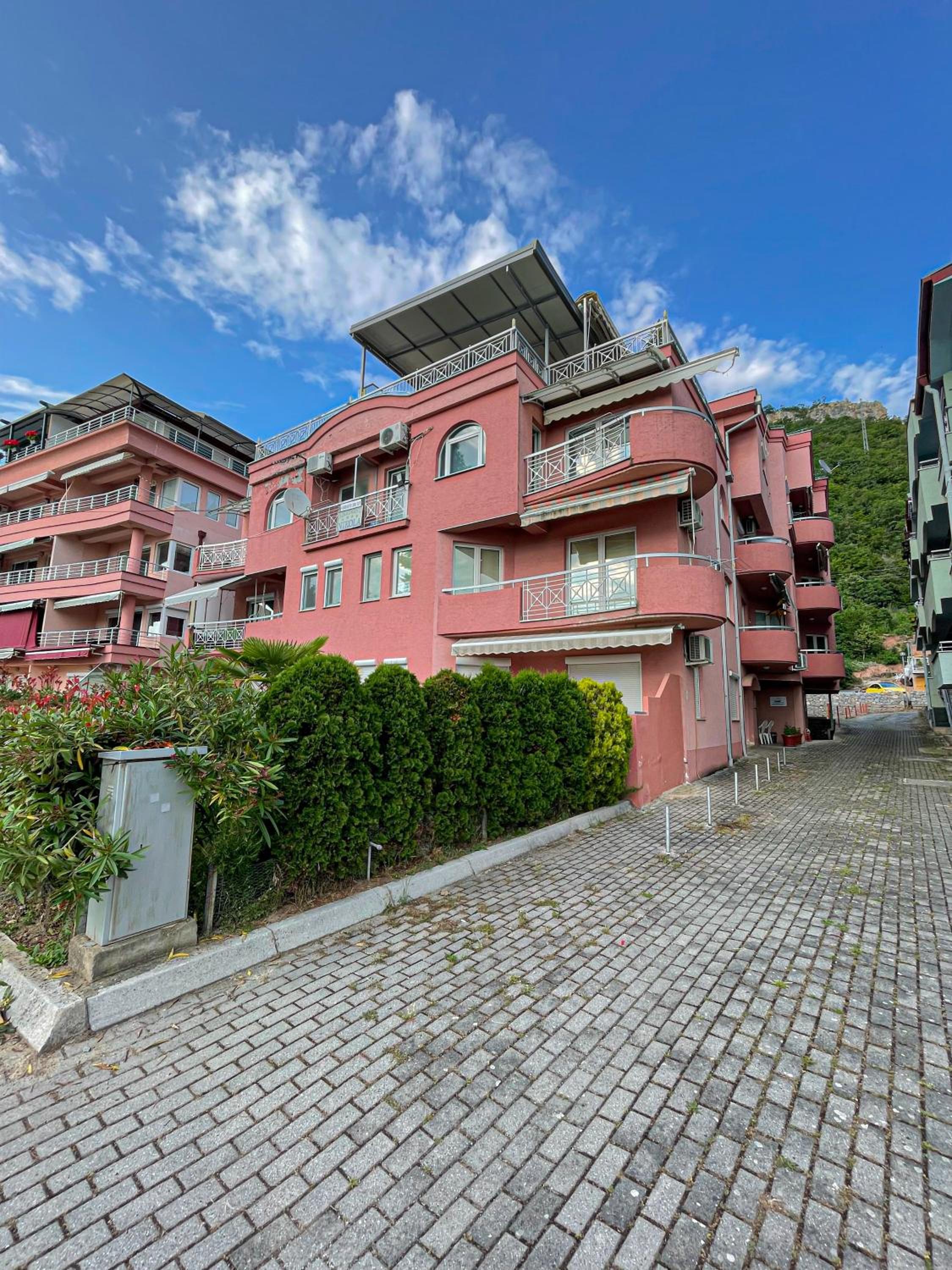 Korun's Lakeview Apartment view 4