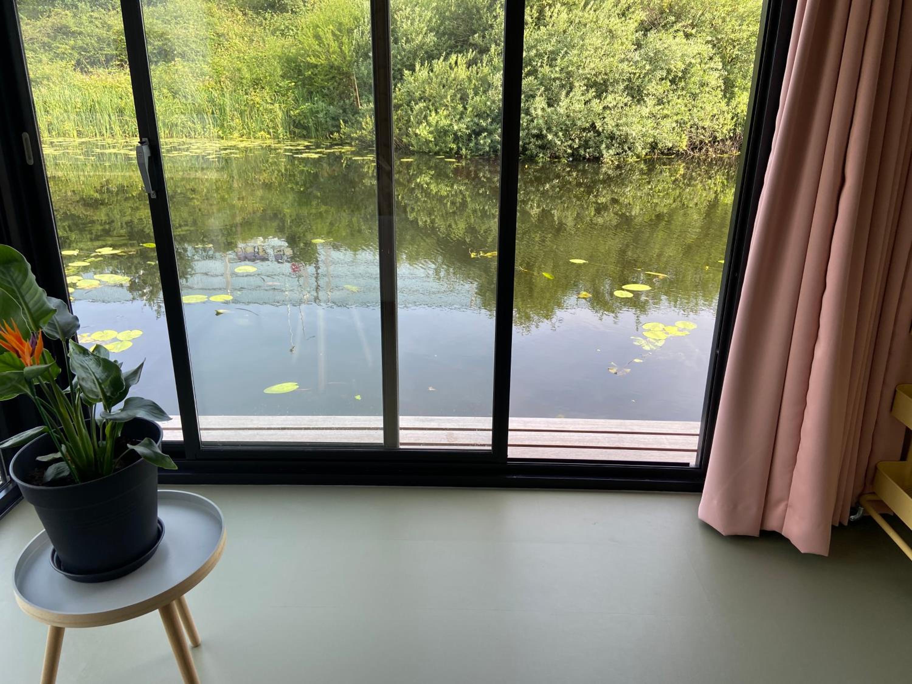 Unieke woonark met privétuin en free parking.