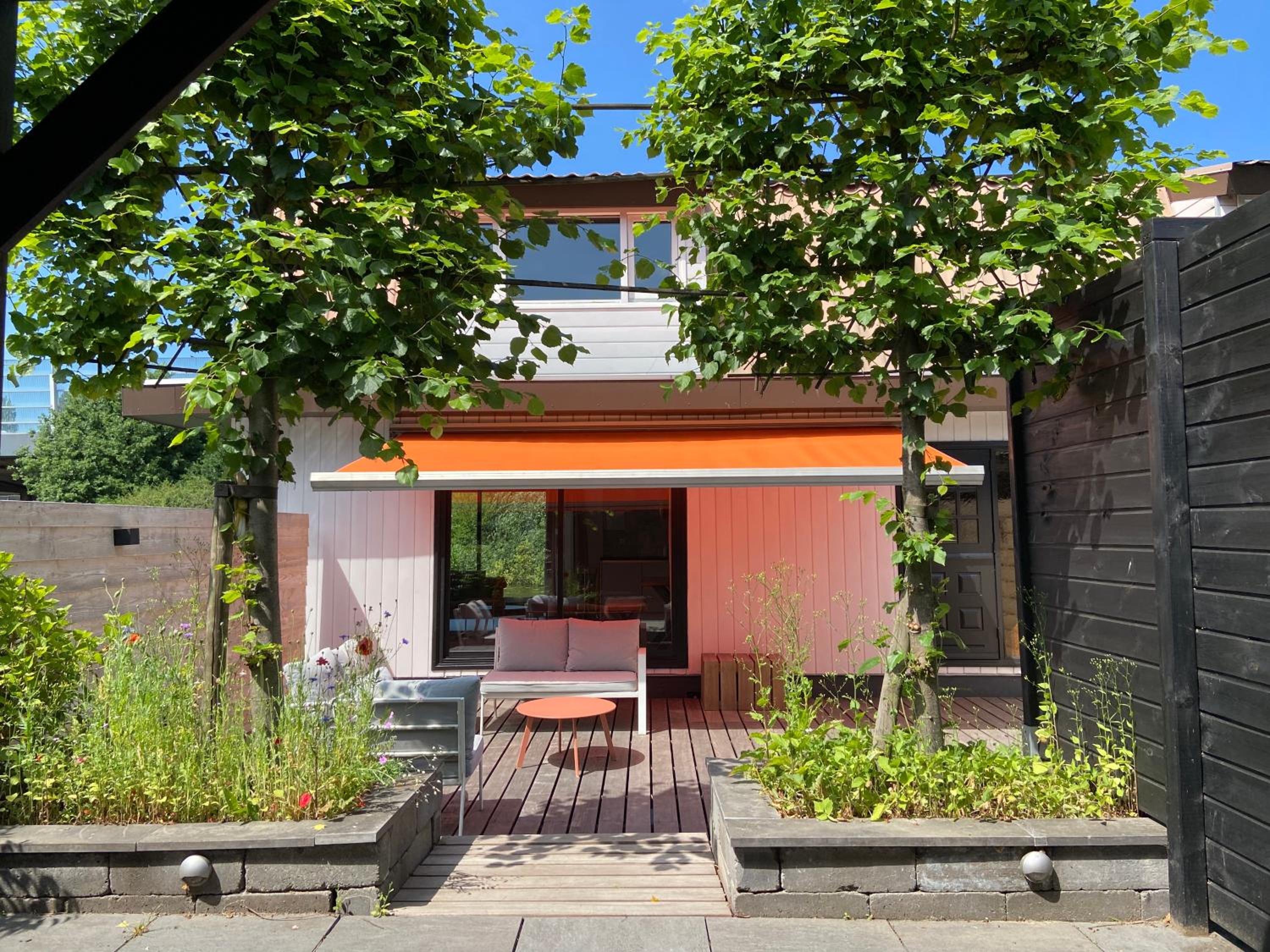 Unieke woonark met privétuin en free parking.