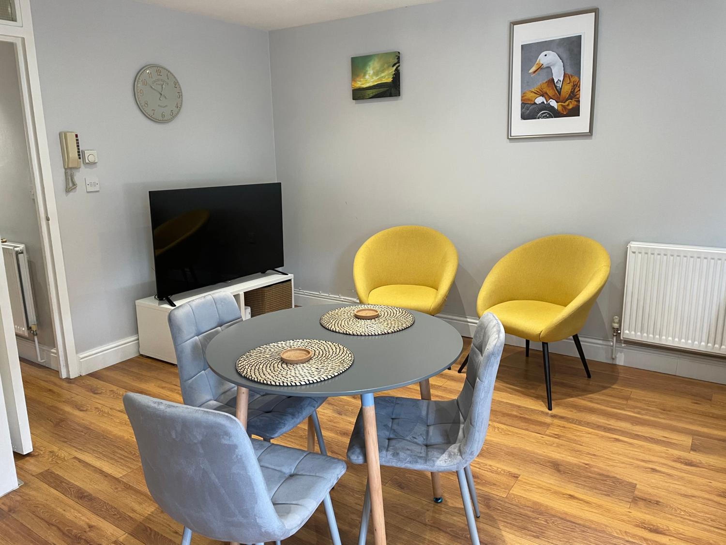 2 Bedroom Apartment Chiswick Park Tube Station