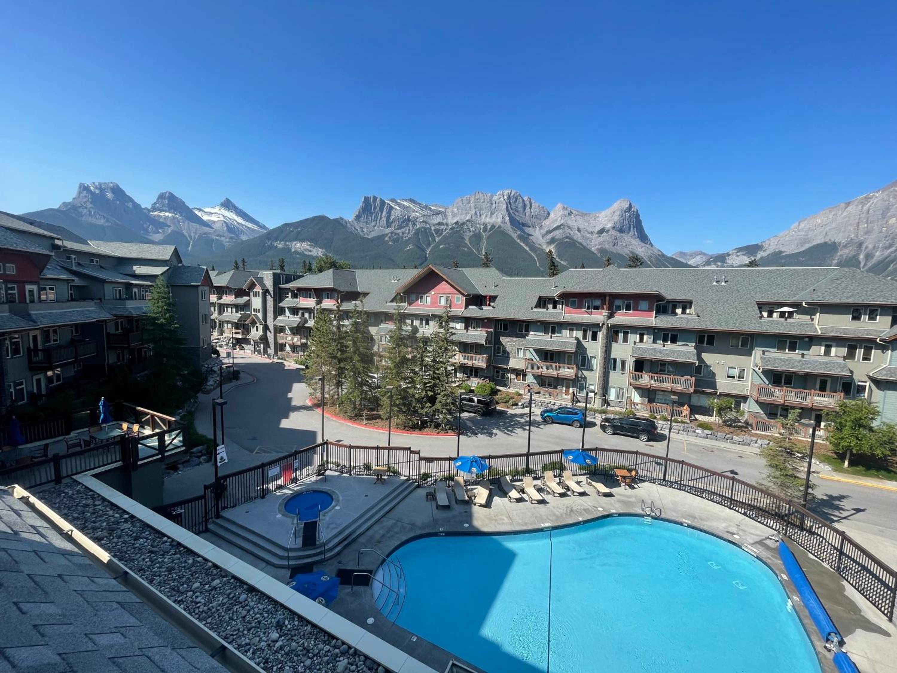 Top Floor Wolf - Best Views With Pool and Hot tub