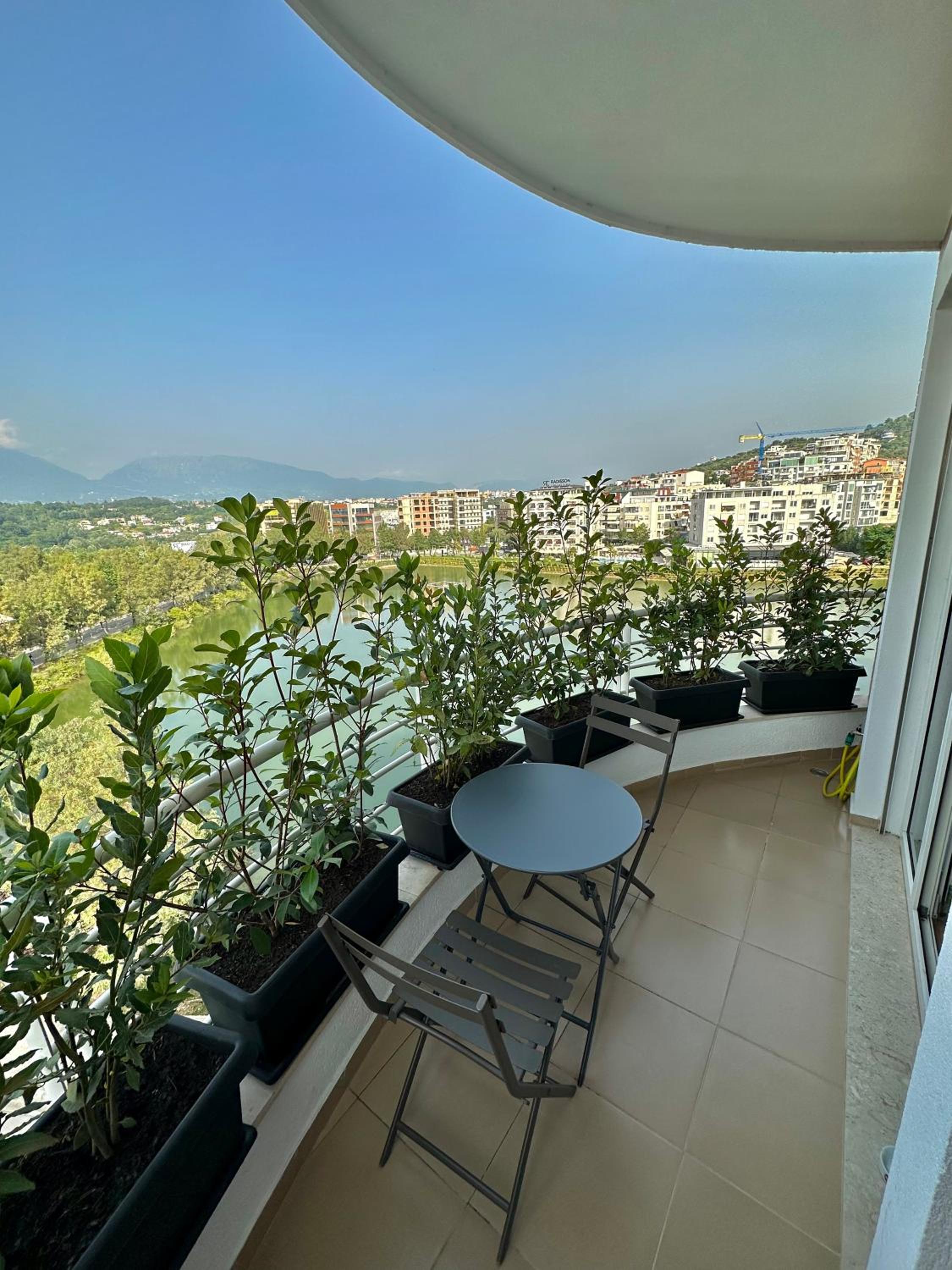 Queen’s Luxury Apartments Lake