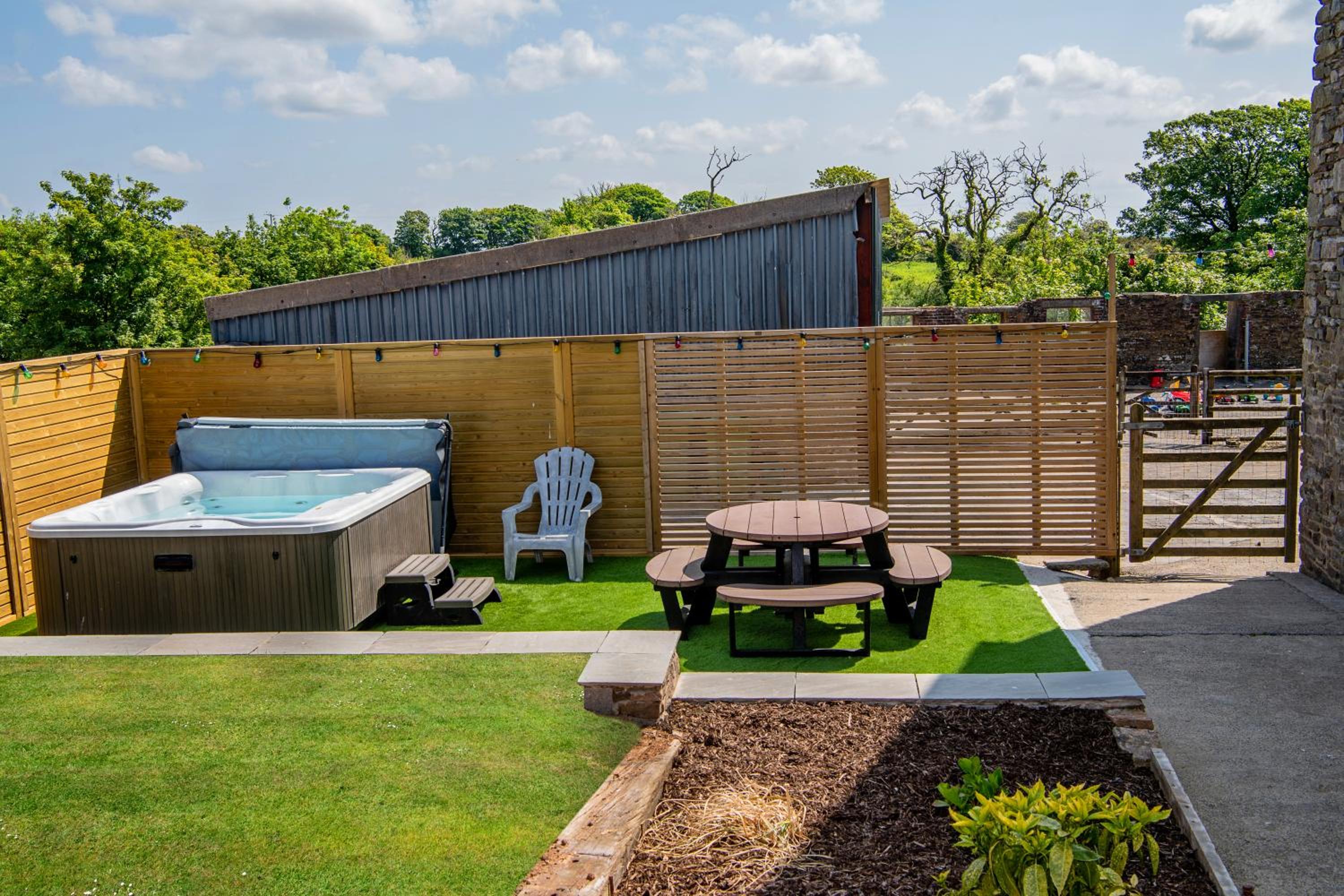 Kidwelly Farm Cottage view 4
