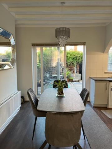 Newton Road Home A small cosy comfortable 2 bedroom terrace house view 5