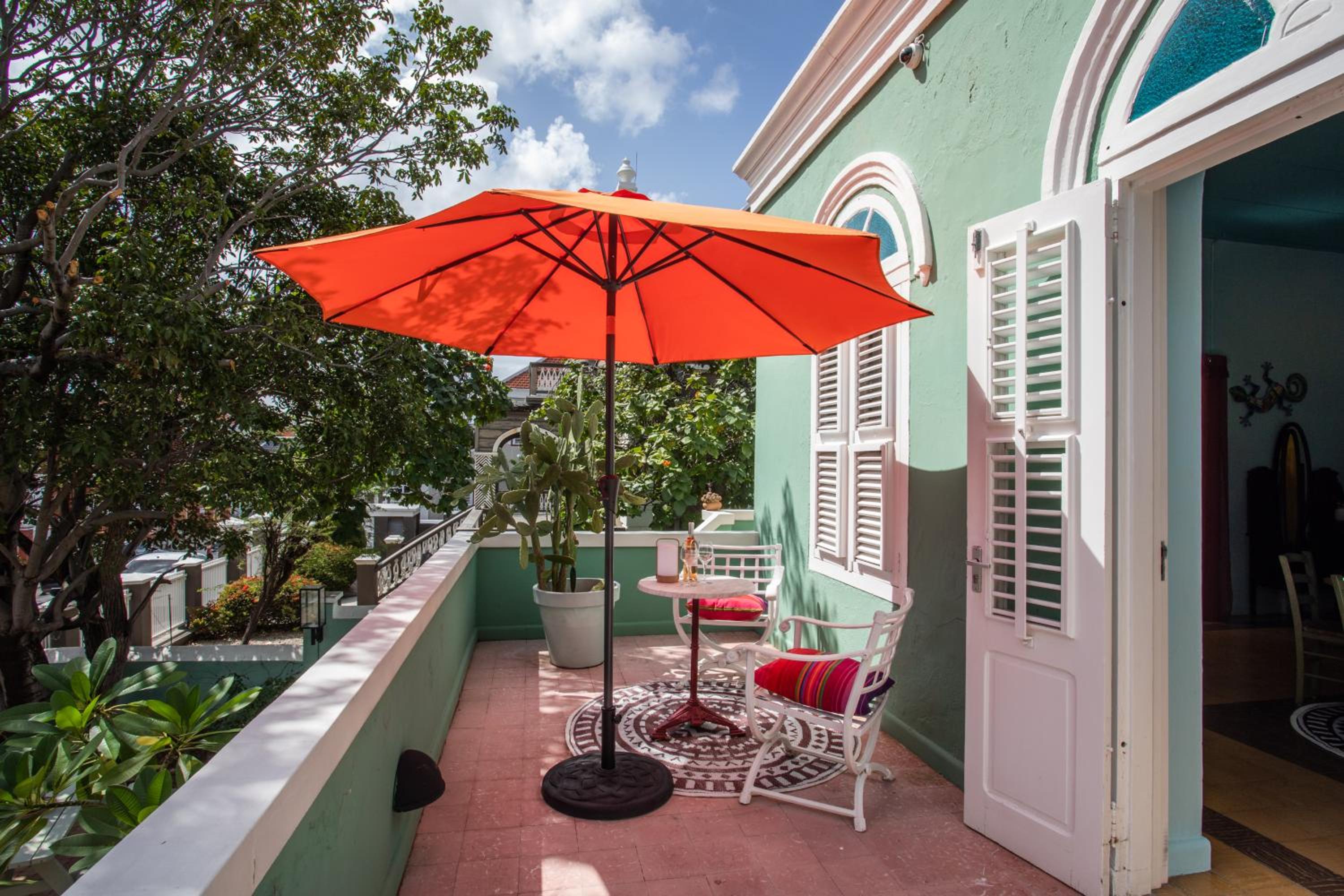 Colorful historical city apartment, Otrobanda