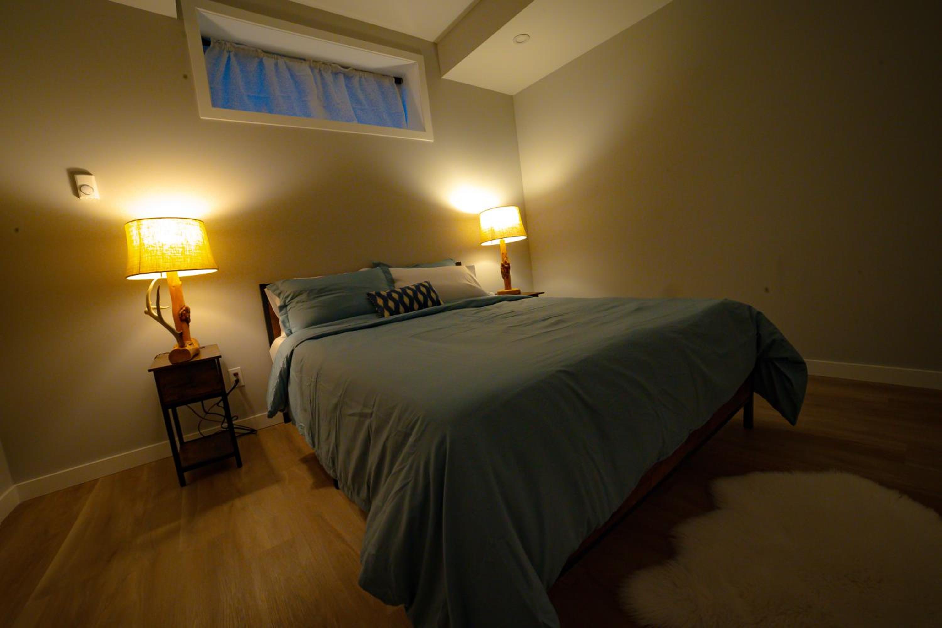 Kid & Pet Friendly Walkout BSMT 90 mins to Banff and 30 mins to Downtown Calgary