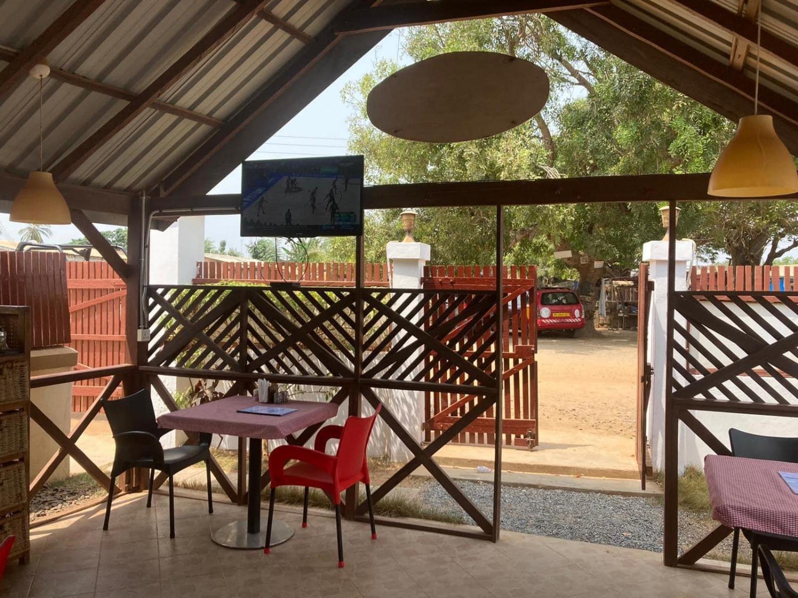 Ezime Guesthouse And Pizzeria