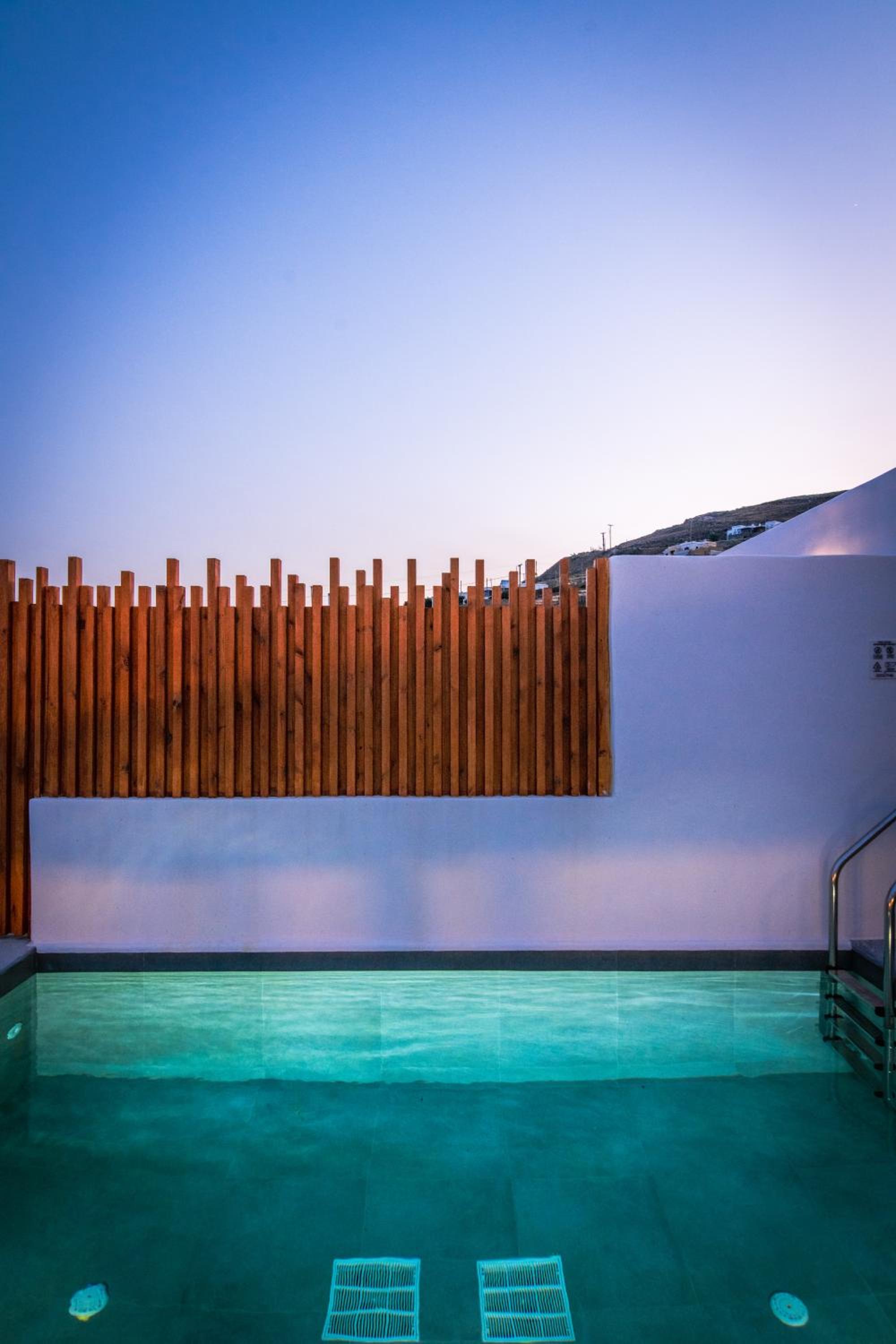 Xerolithia suites