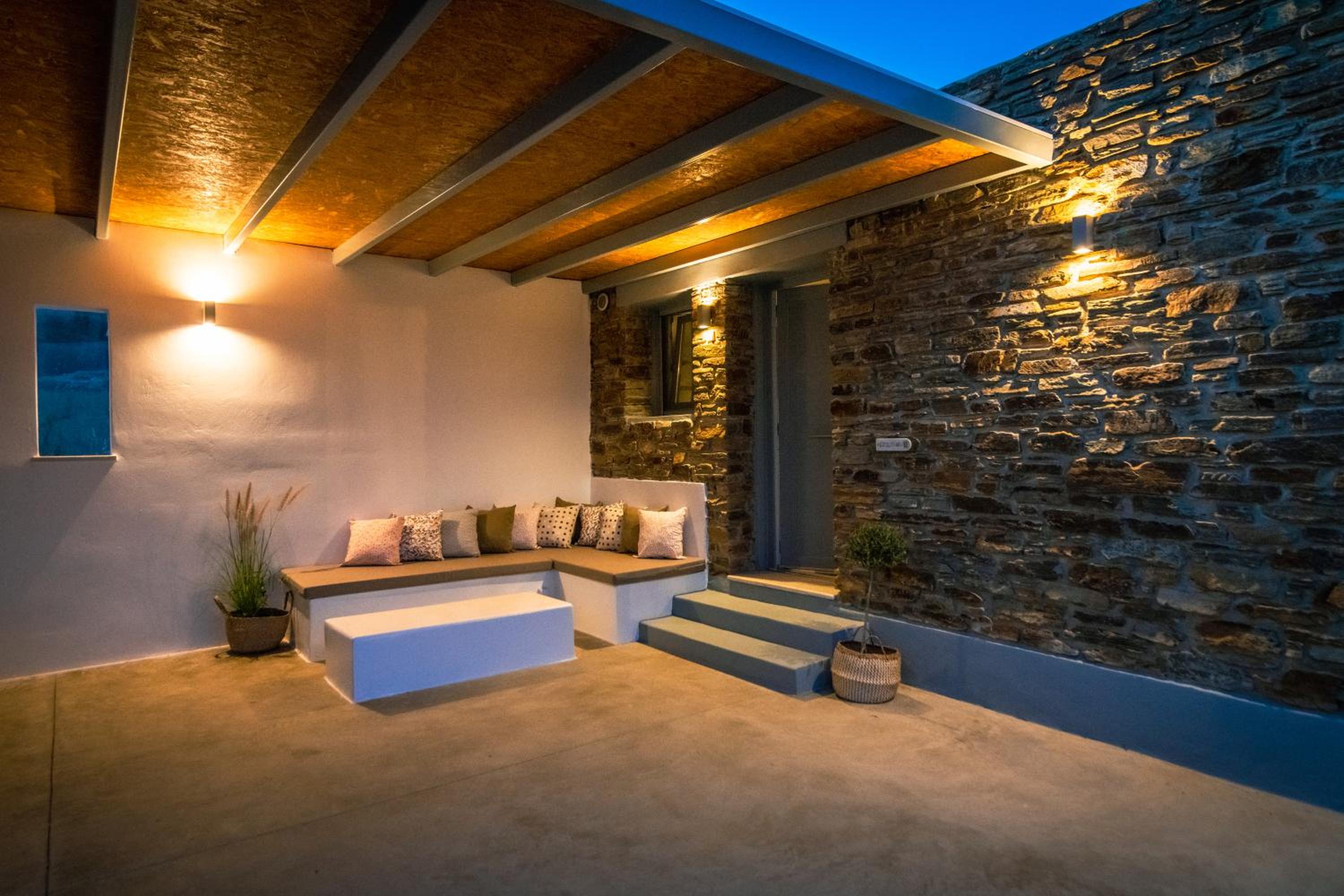 Xerolithia suites