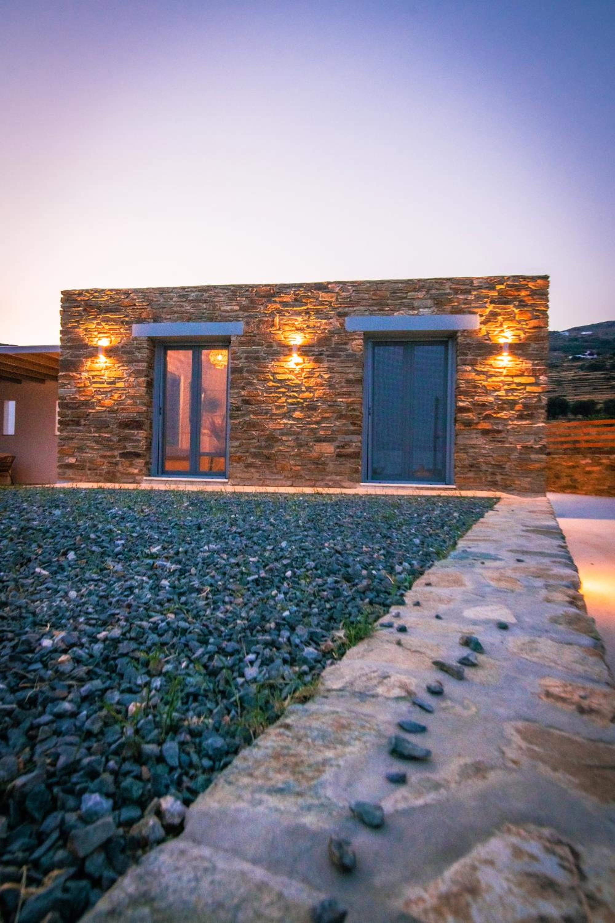 Xerolithia suites