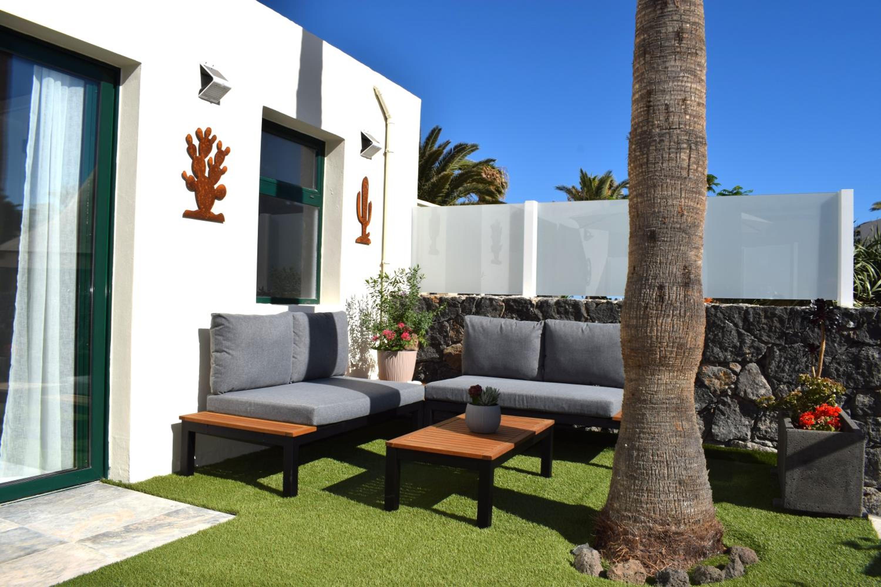 Bungalow La Palmera - 2 bedroom - PLAYA ROCA residence sea front access - Pool View - Free AC - Wifi view 2