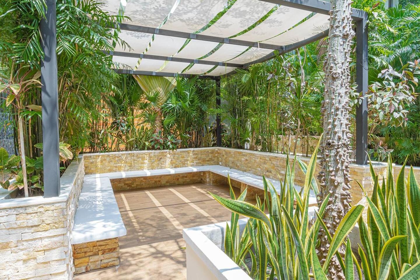 Lovely Space 4 Blocks From The Beach view 2