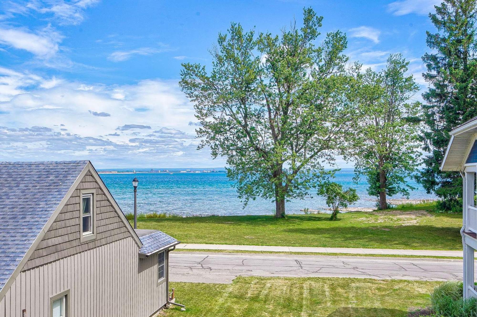 Lake view cottage with three ensuites and elevator