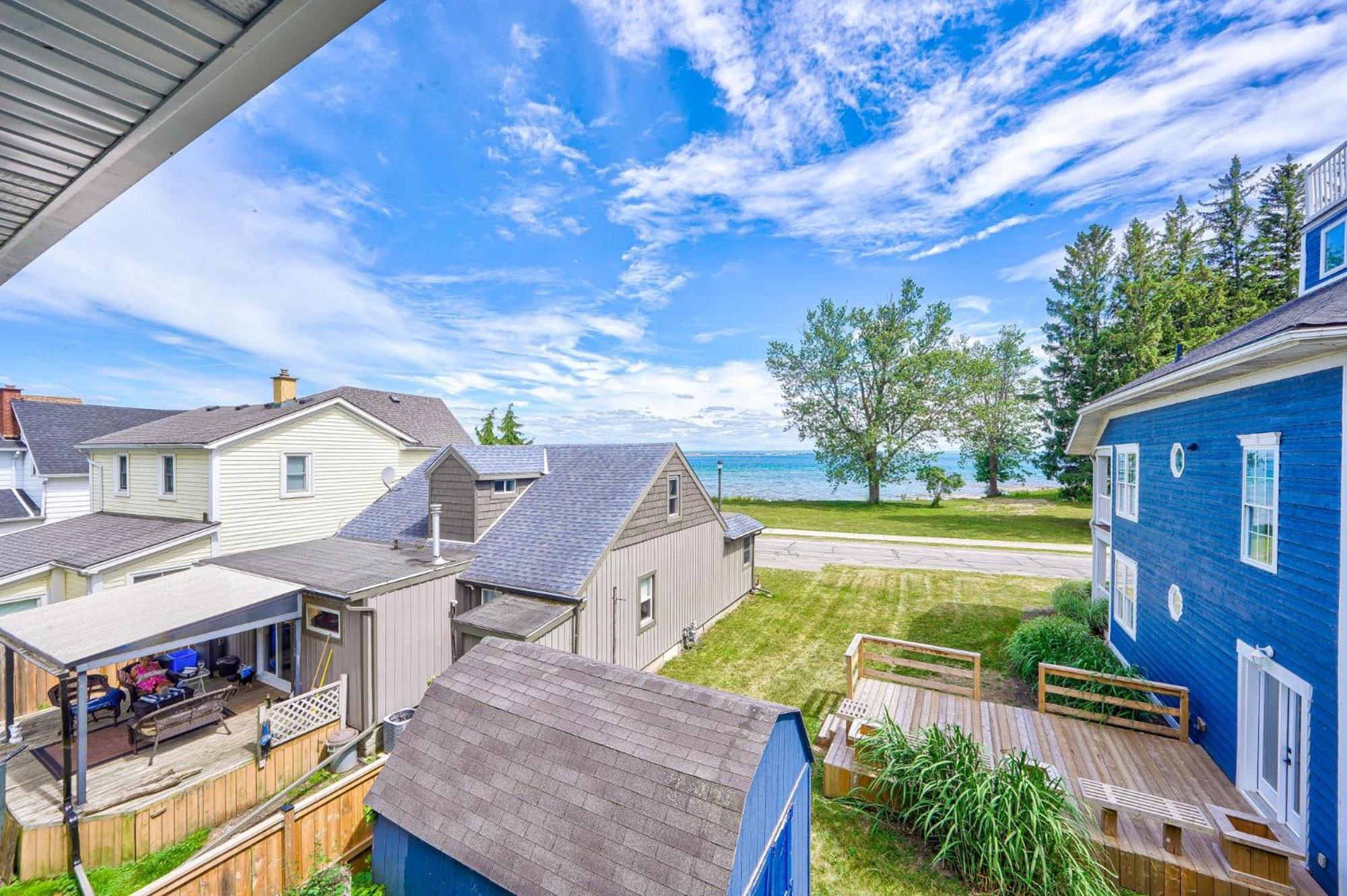 Lake view cottage with three ensuites and elevator