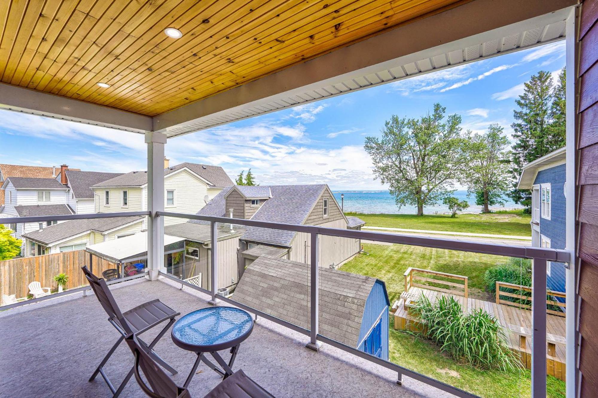 Lake view cottage with three ensuites and elevator