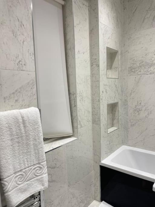 Luxury two bedroom central London photo 5