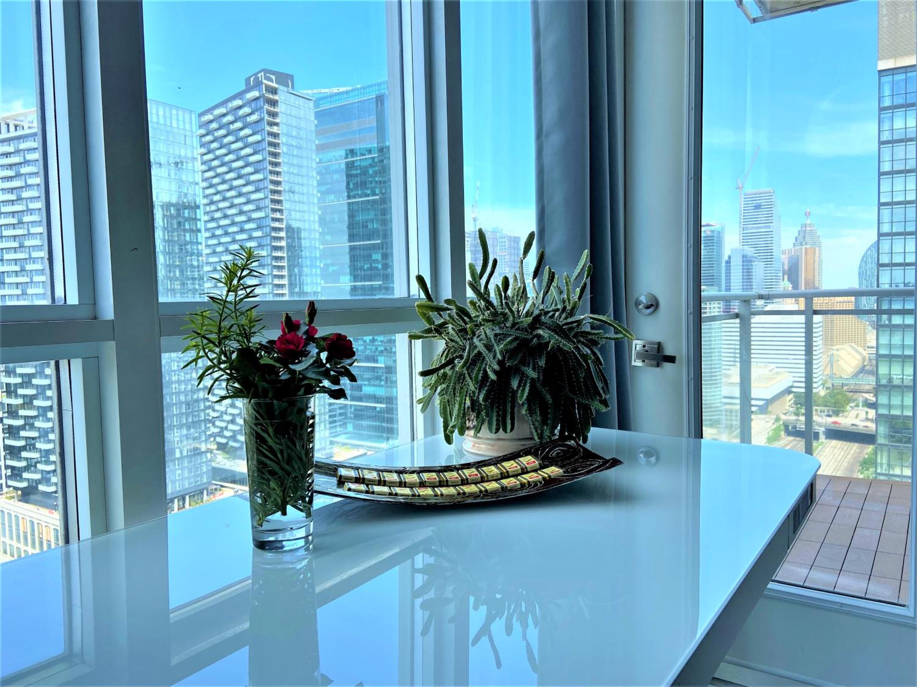 TVHR - Luxury Condos in Heart of Downtown with Breakfast