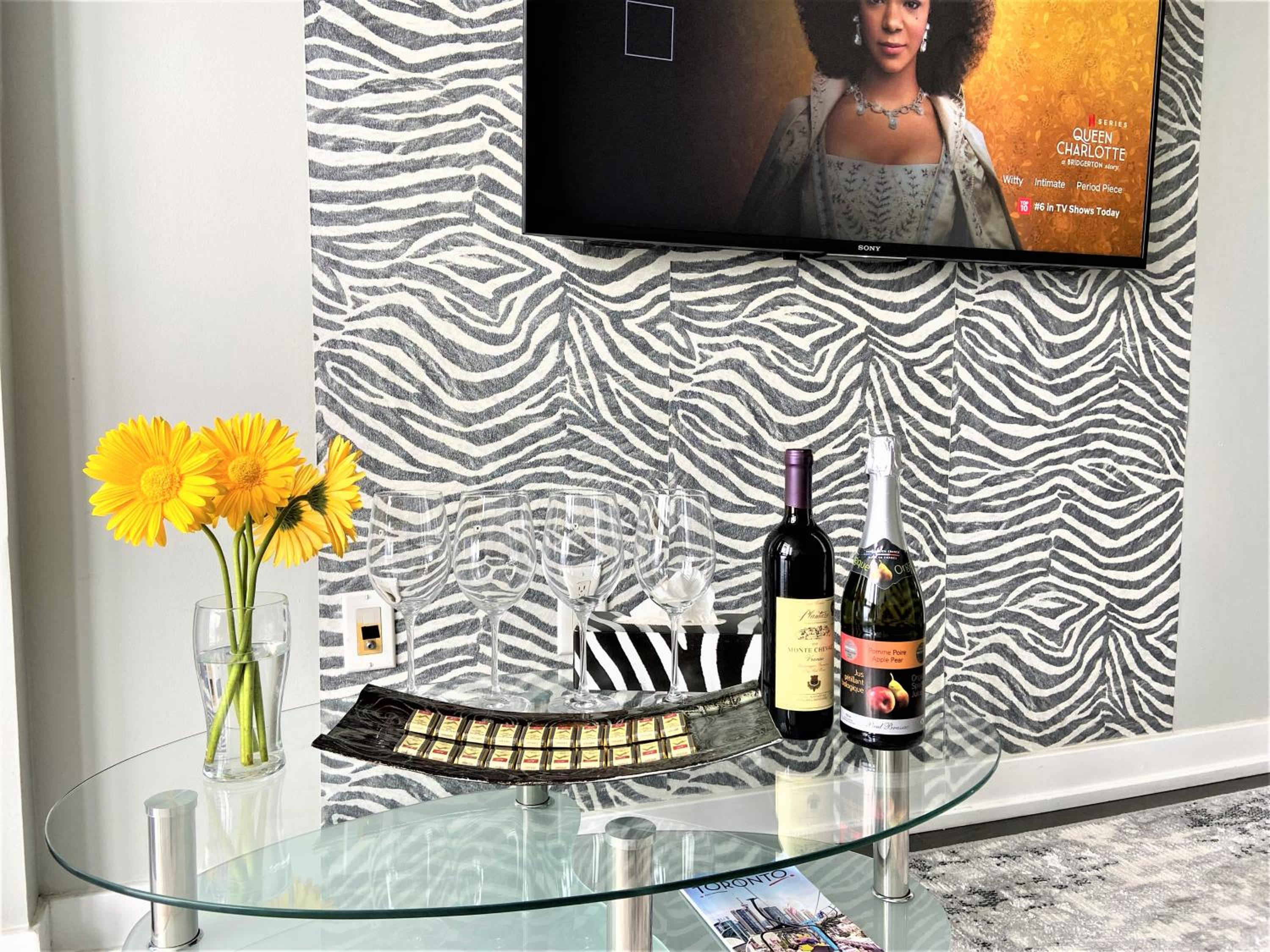 TVHR - Luxury Condos in Heart of Downtown with Breakfast