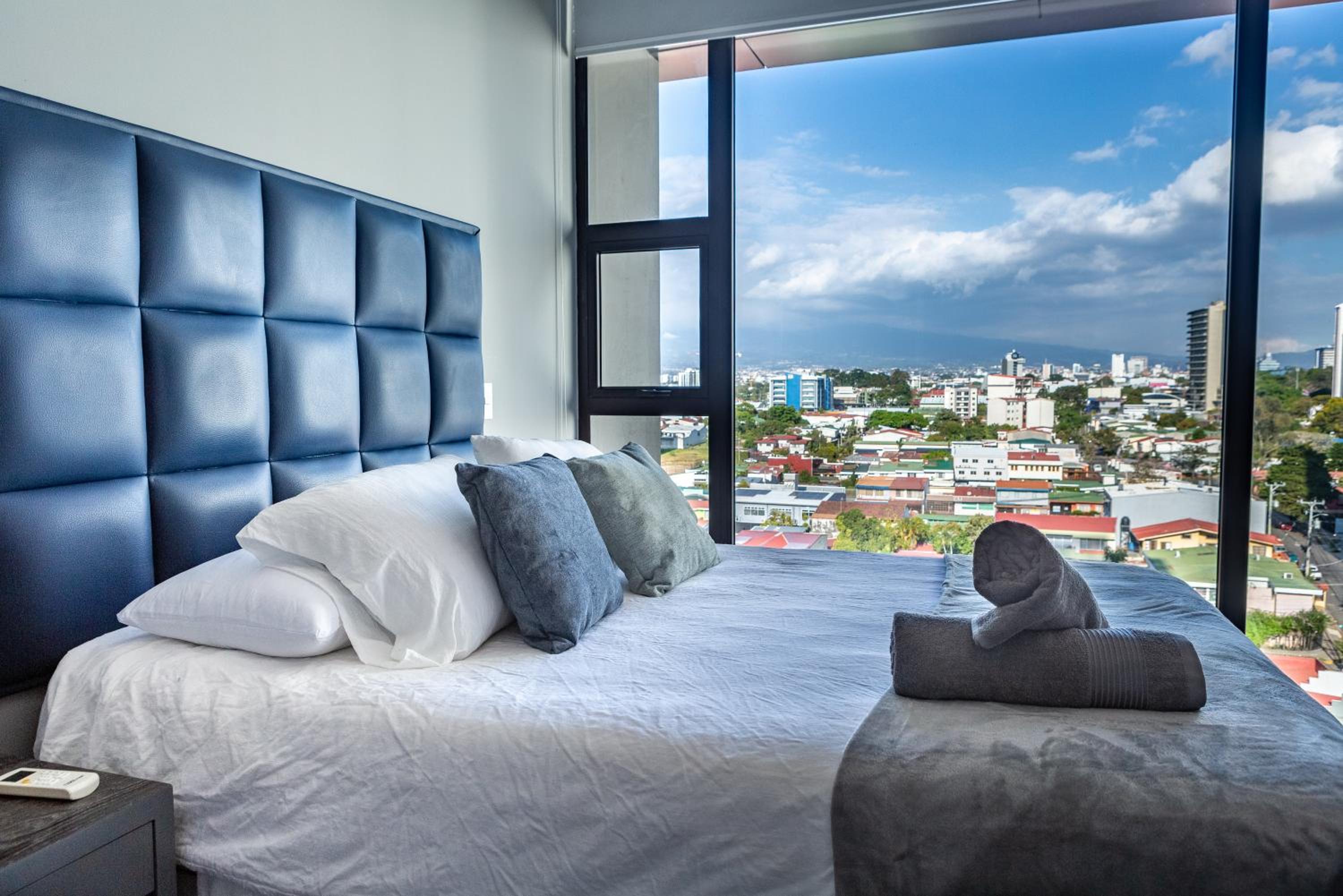 Rooftop and city view Aparment