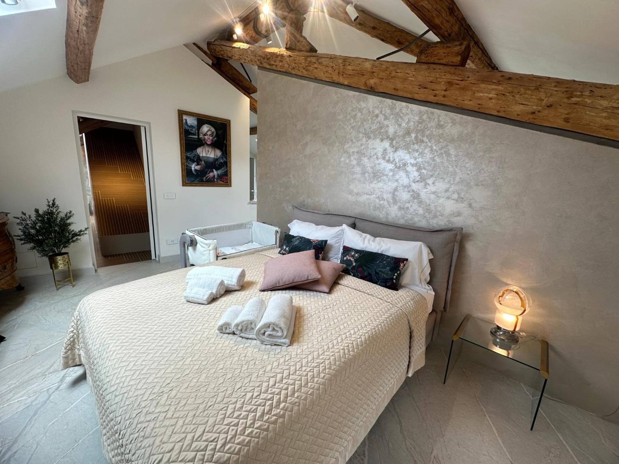 Lake Como Skyview en Como — hotel room