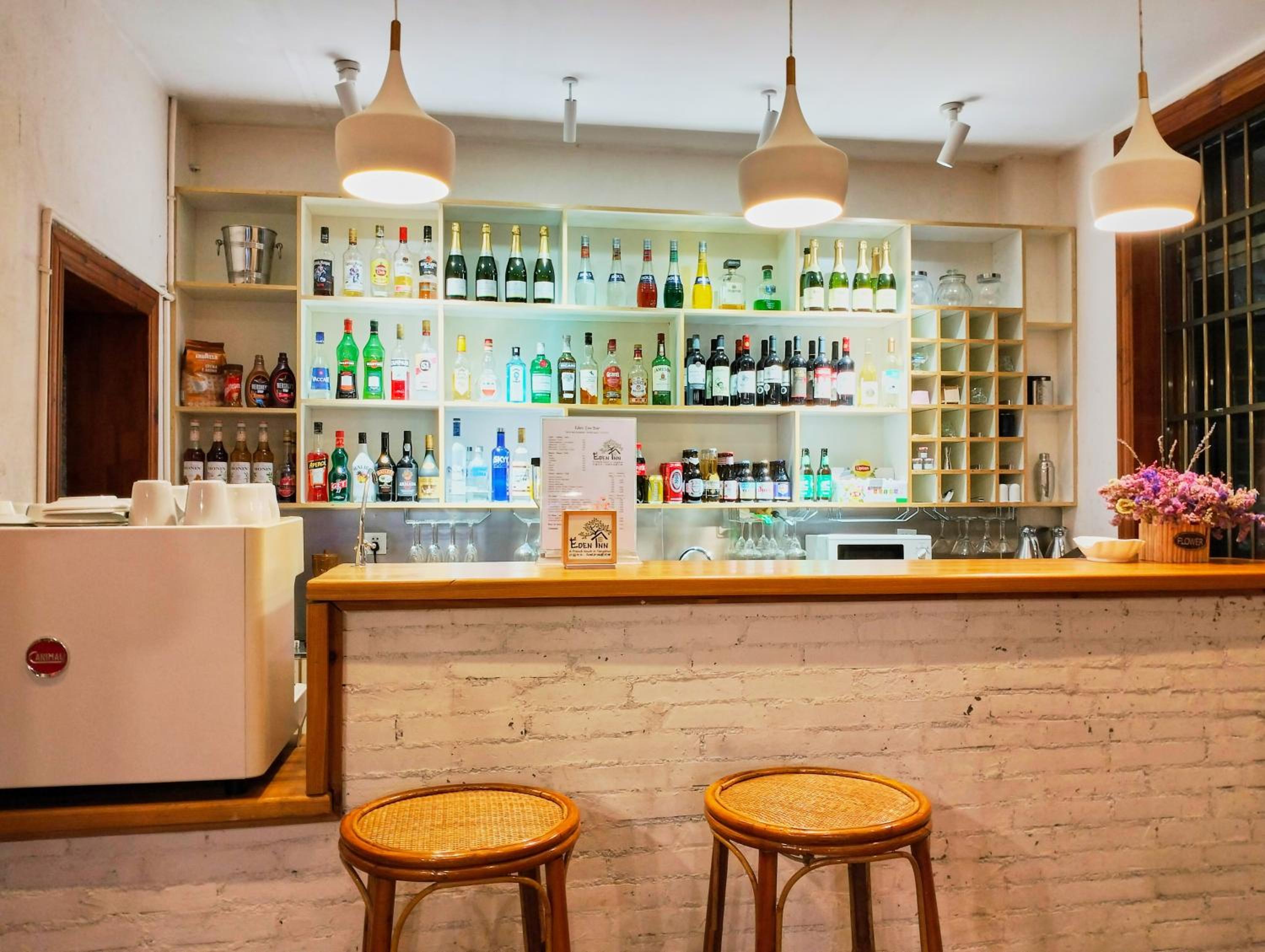 Yangshuo Eden's Social Guesthouse - Wake up to a hearty Western breakfast & fresh craft coffee & night beers & outdoor activities
