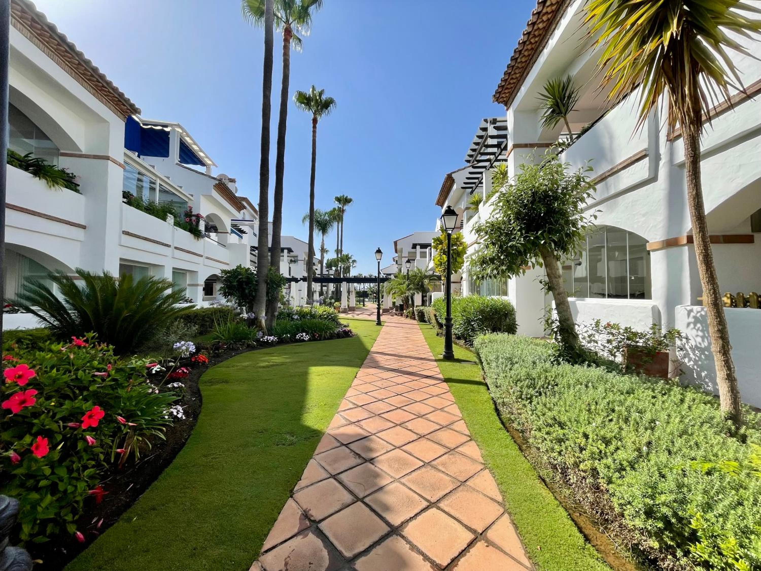 SOLGUEST Apt A 7 MINUTOS DE PUERTO BANUS 1ª LINEA PLAYA!!! view 5
