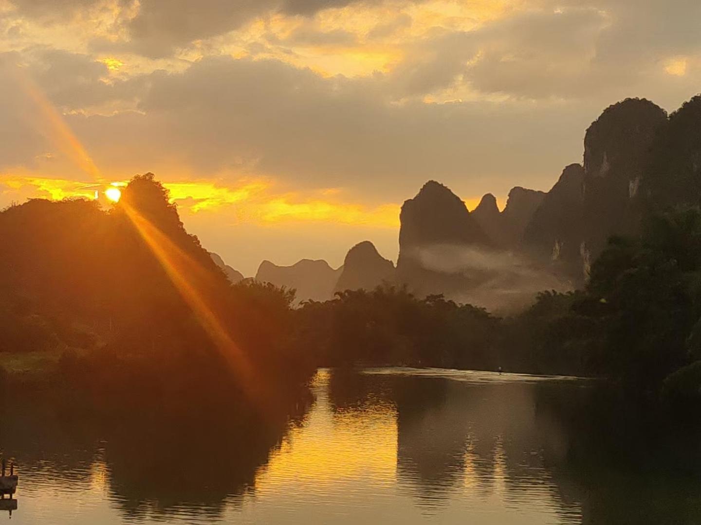 Yangshuo Eden's Social Guesthouse - Wake up to a hearty Western breakfast & fresh craft coffee & night beers & outdoor activities