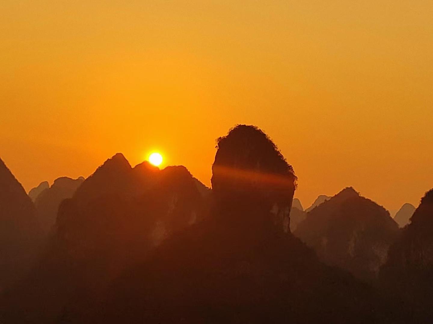 Yangshuo Eden's Social Guesthouse - Wake up to a hearty Western breakfast & fresh craft coffee & night beers & outdoor activities