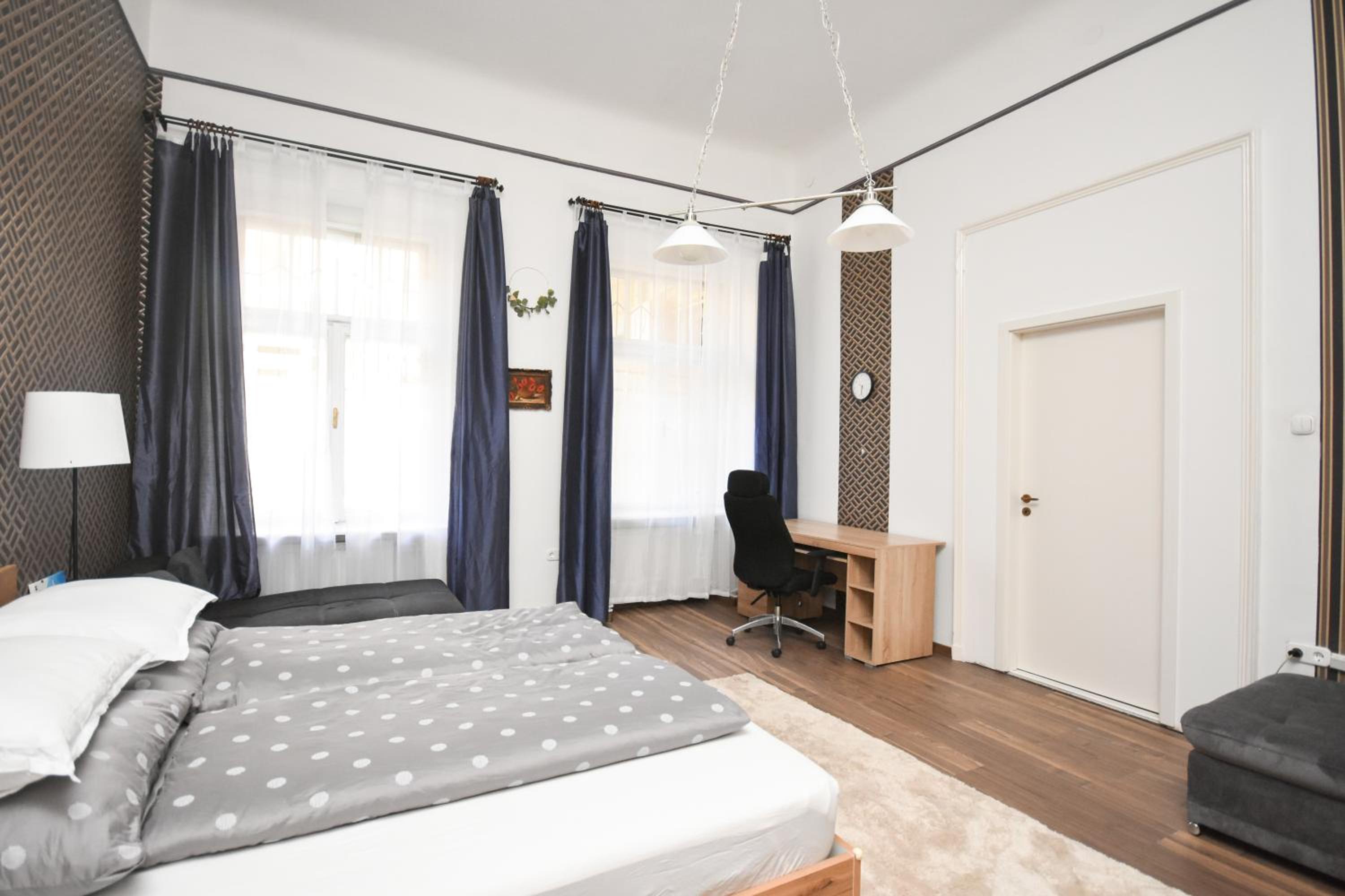 Modern & huge apartment 4 bedroom 2 bathroom view 2