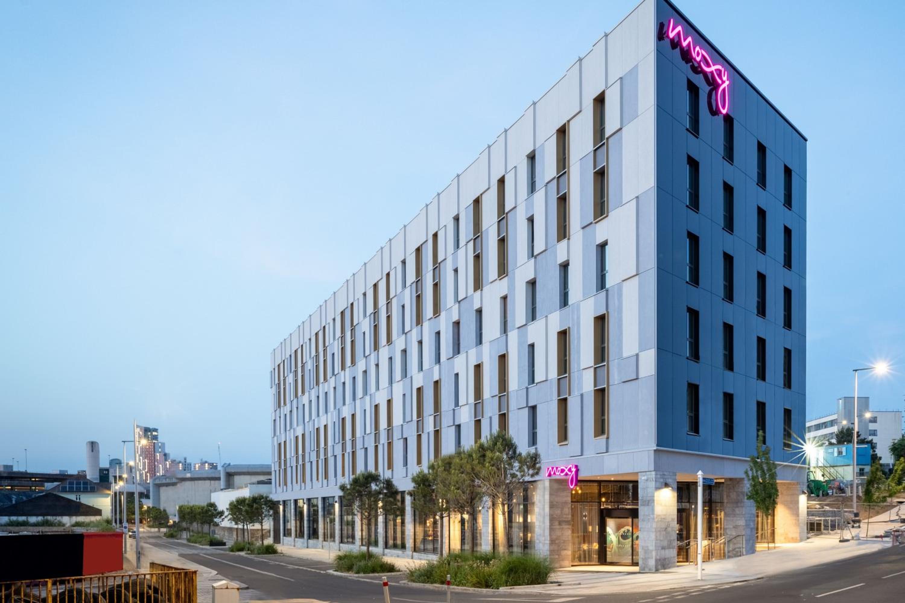 Hotel Moxy Plymouth - Image 1