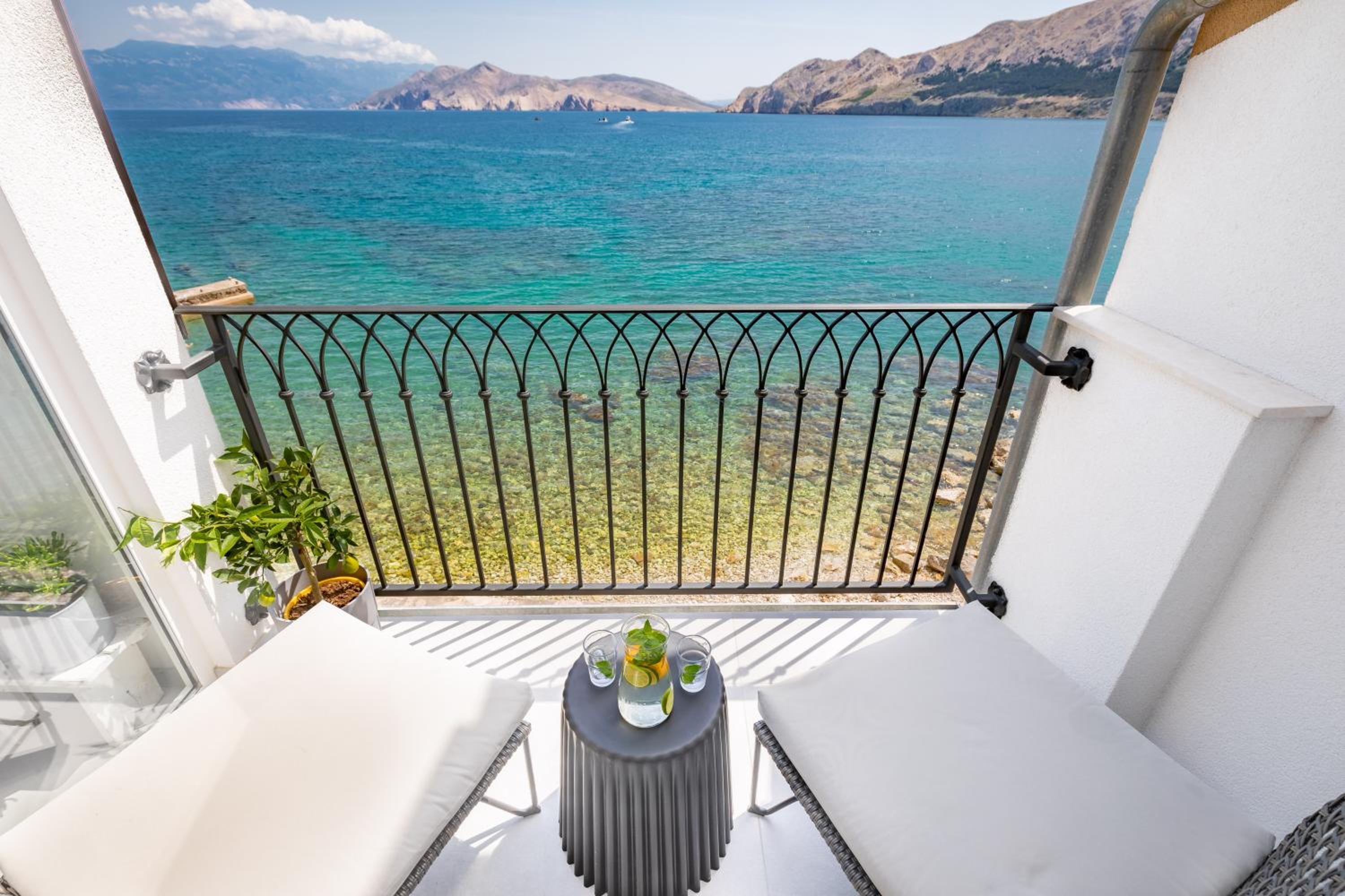 Seafront Baska Apartment photo 2