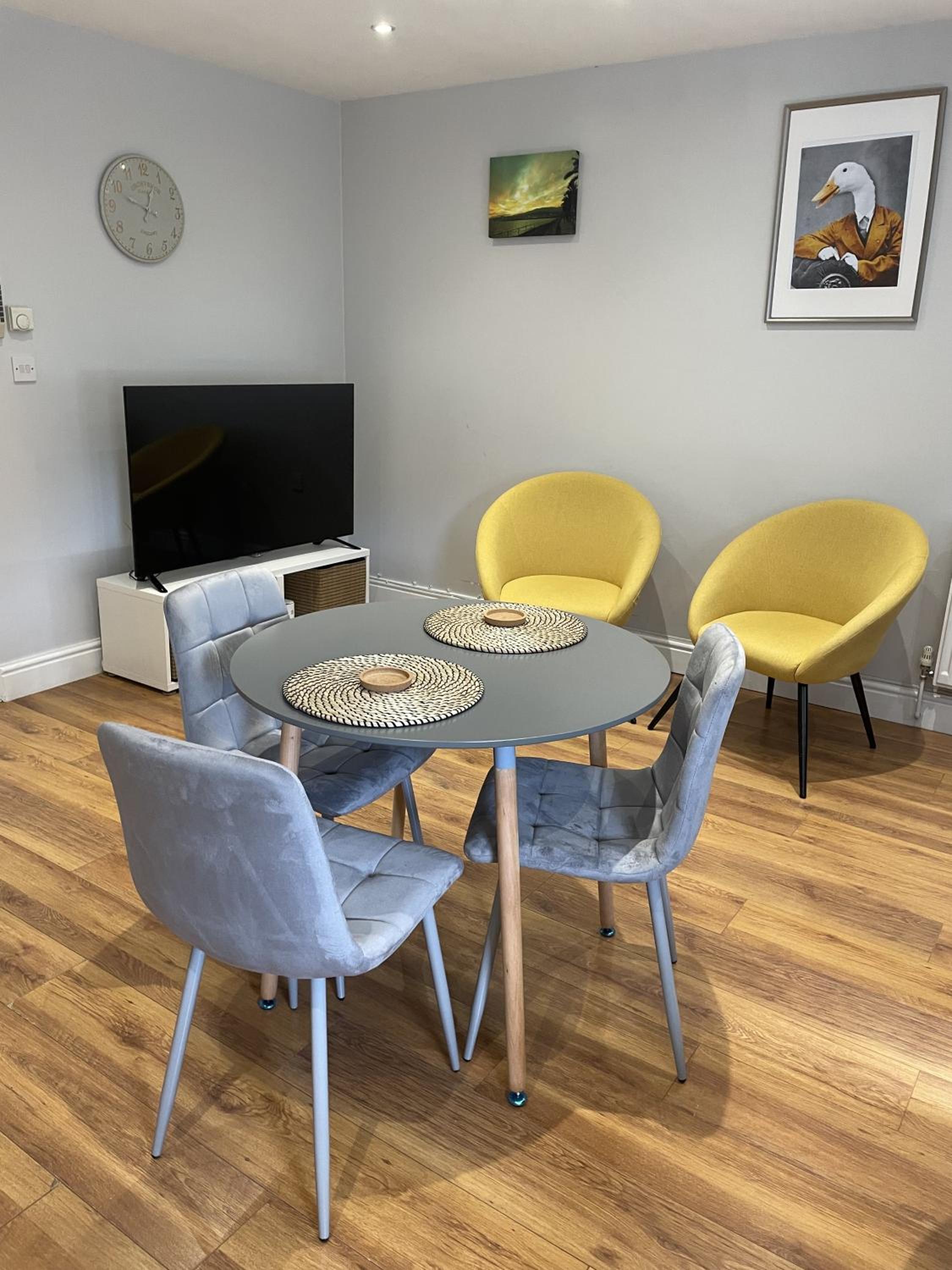 2 Bedroom Apartment Chiswick Park Tube Station