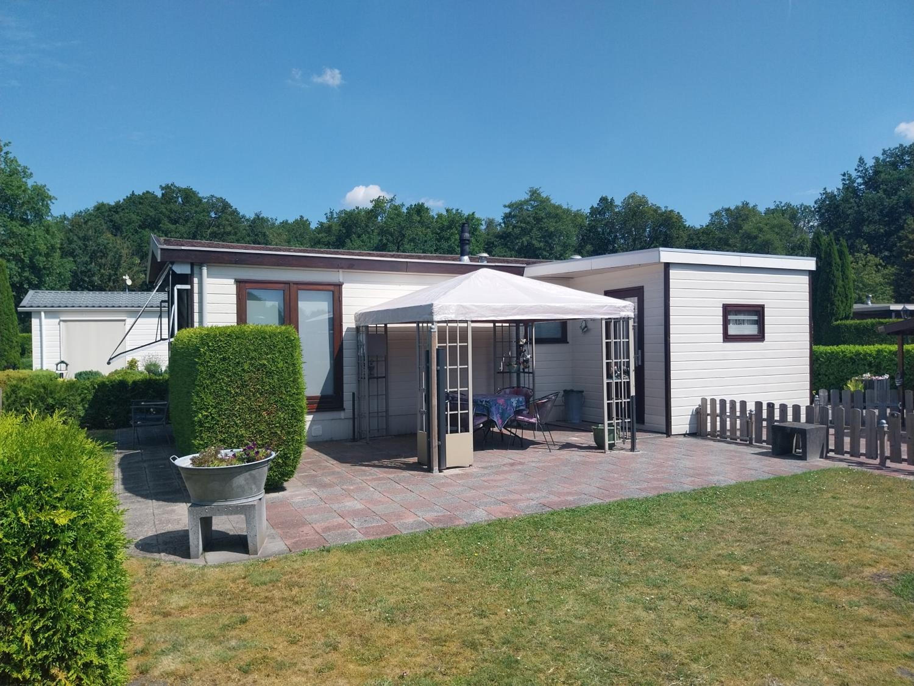 Chalet in Drenthe te huur aan de rand van het bos Drents Friese Wold, veel PRIVACY en RUST view 4