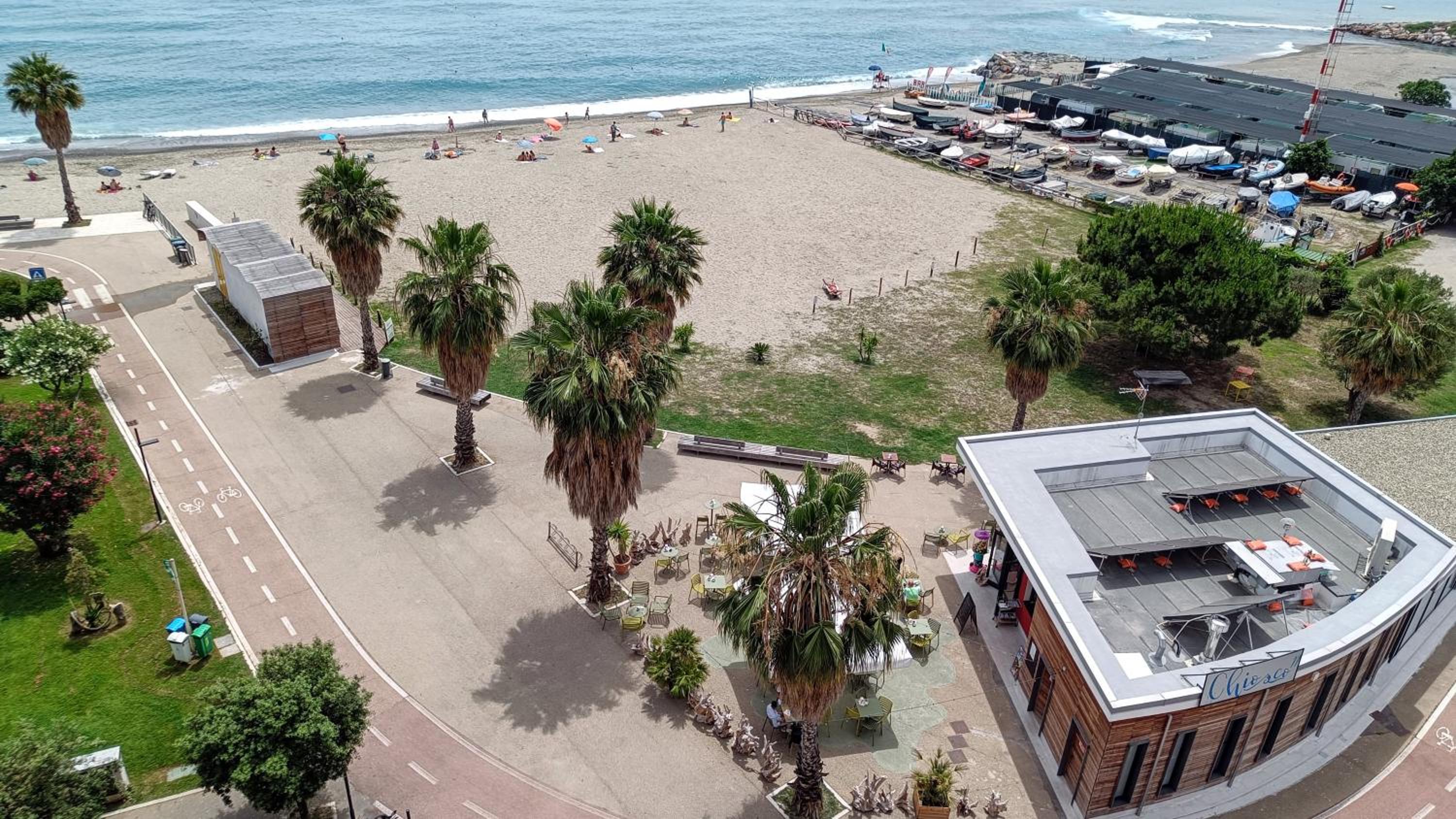 Maremare, really on the Beach, with private parking view 2