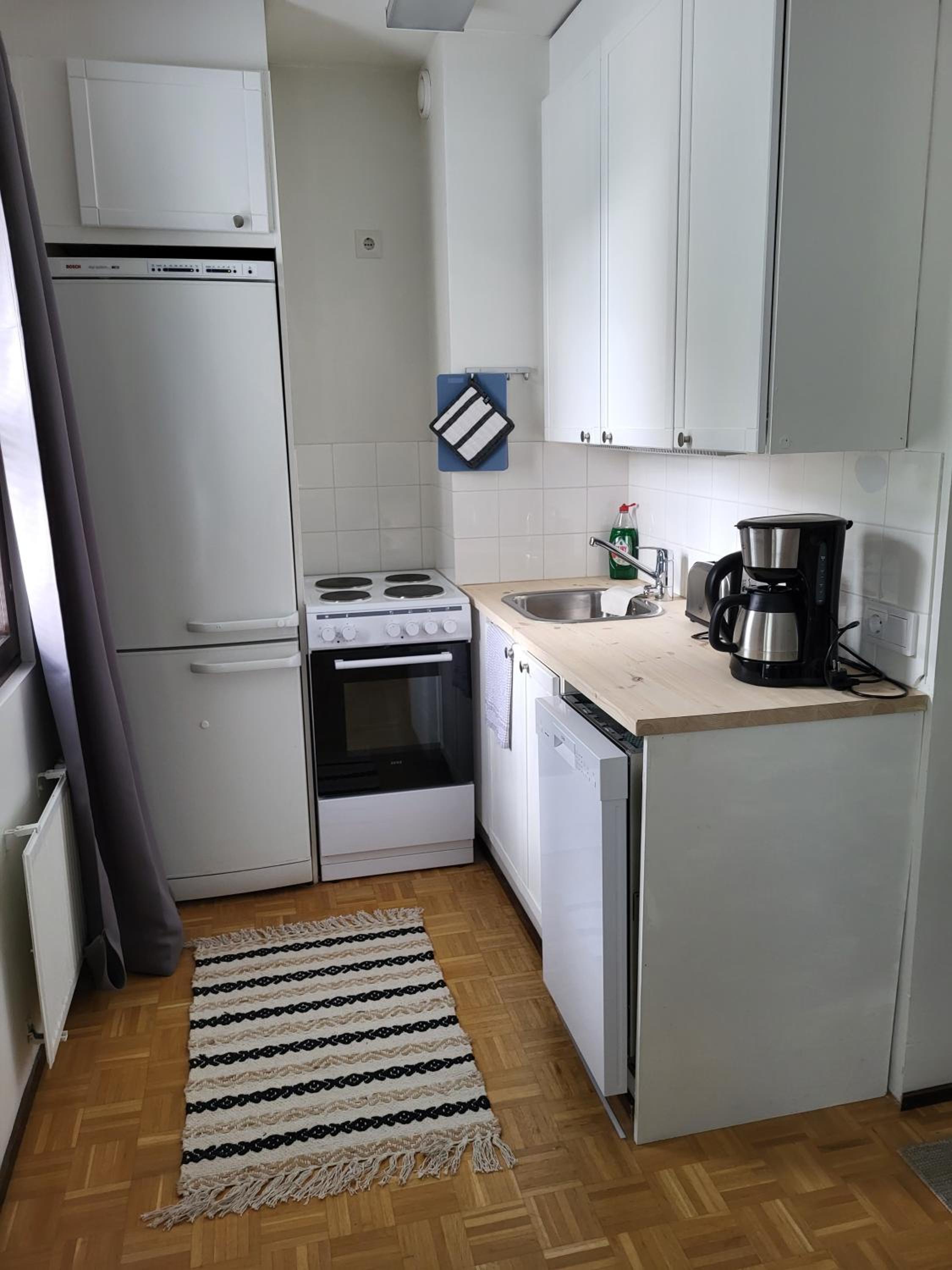 Beautiful studio - easy check-in, free parking & wifi view 2