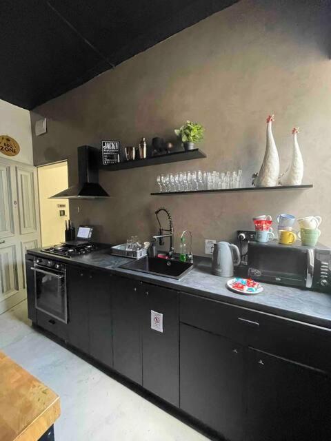 Gzira Prime Spot, Stylish Industrial Apt, Sleeps 11