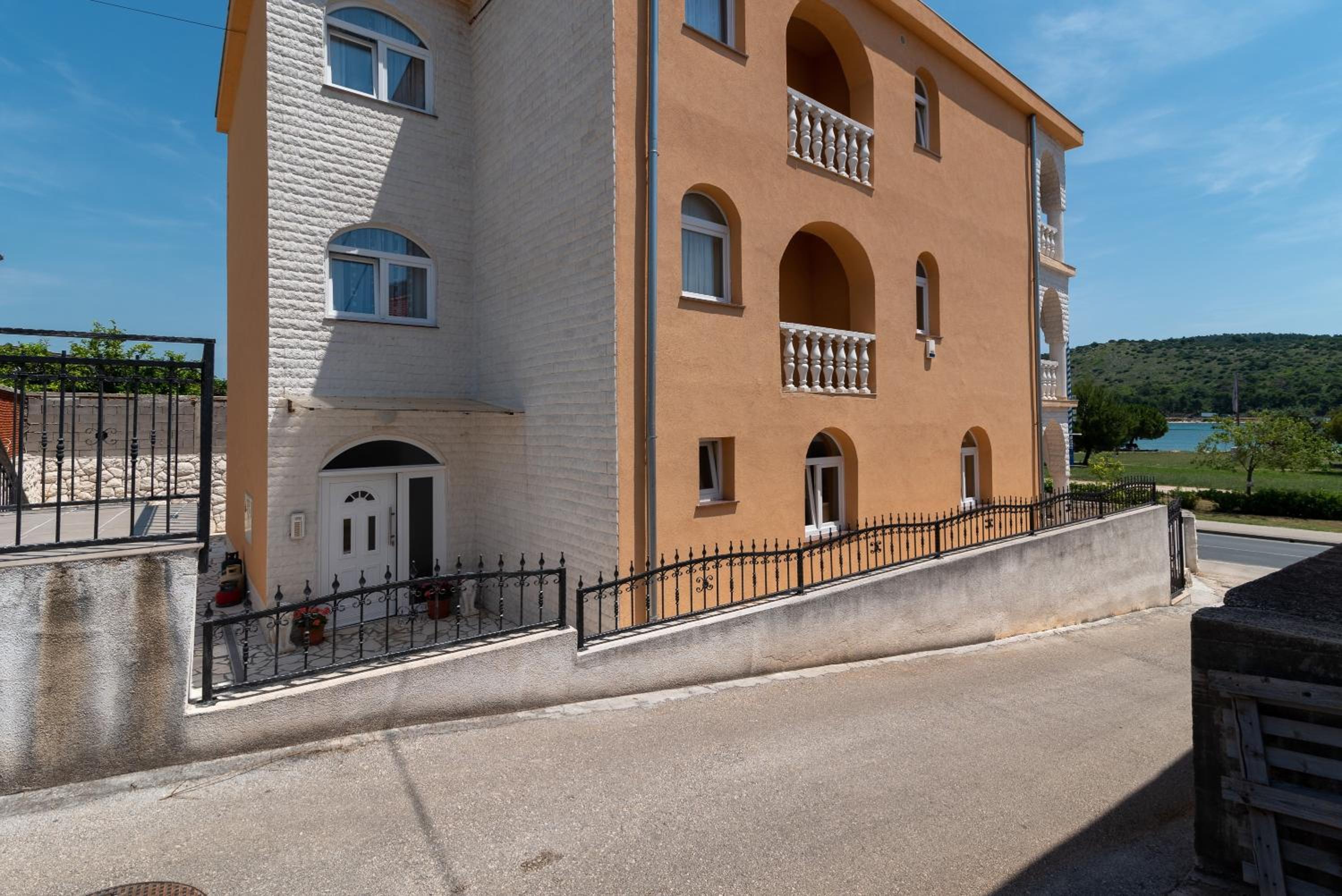 Beachfront apartments Jurica with balcony